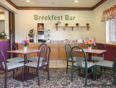Super 8 By Wyndham Osage Hotel Restaurant photo