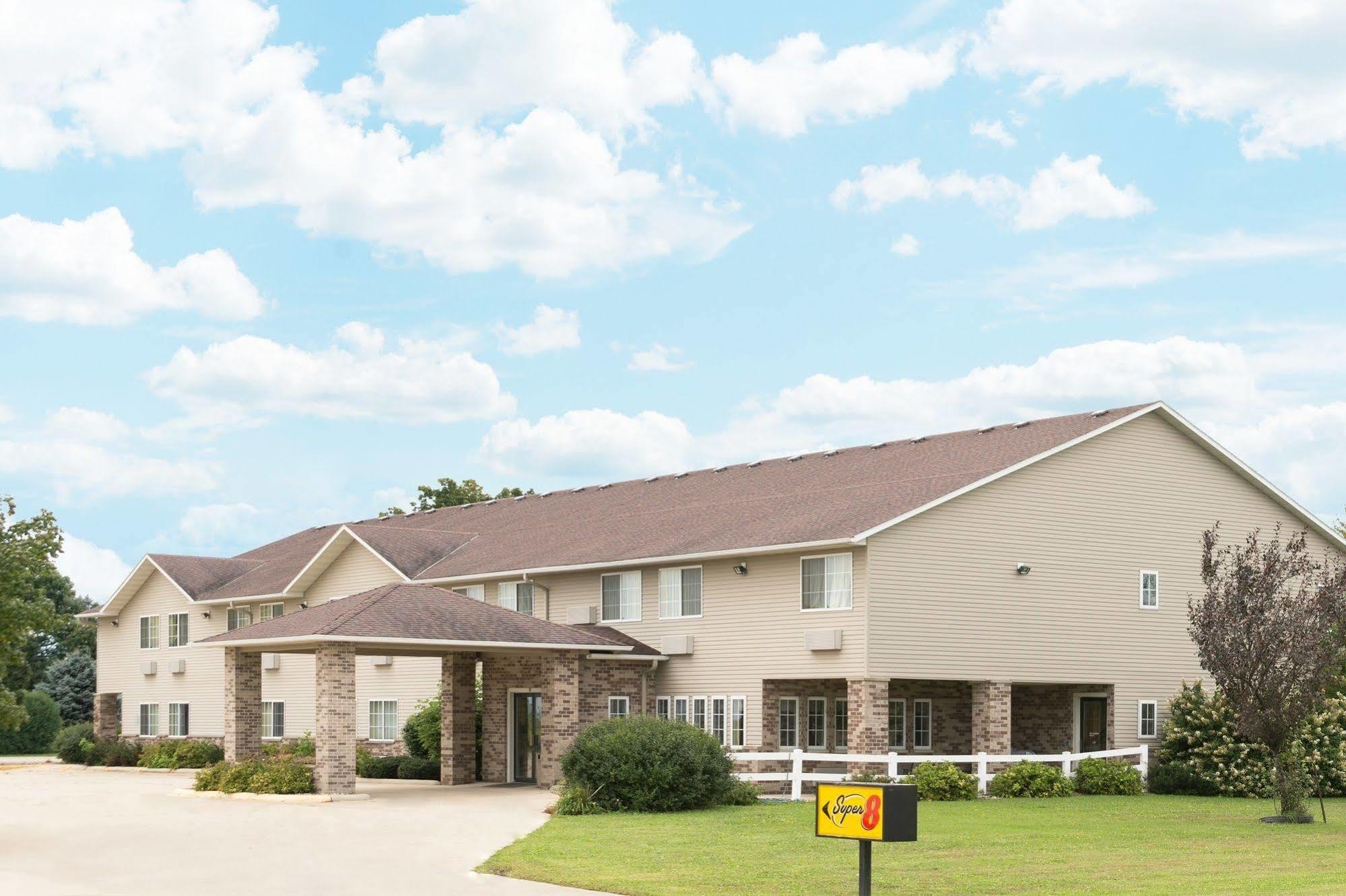 Super 8 By Wyndham Osage Hotel Exterior photo